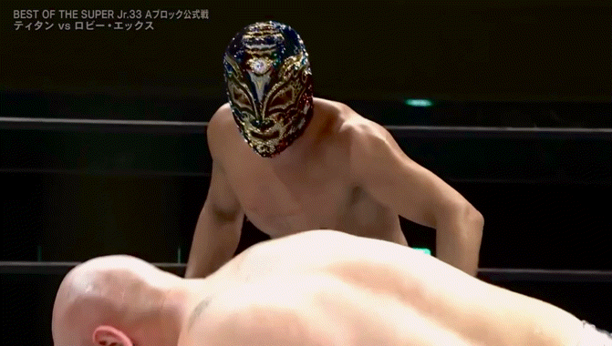 Titán's mask before kick