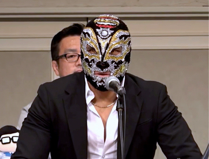 Titán's mask sparkling