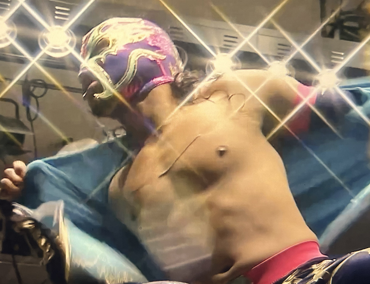 Titán taking off vest