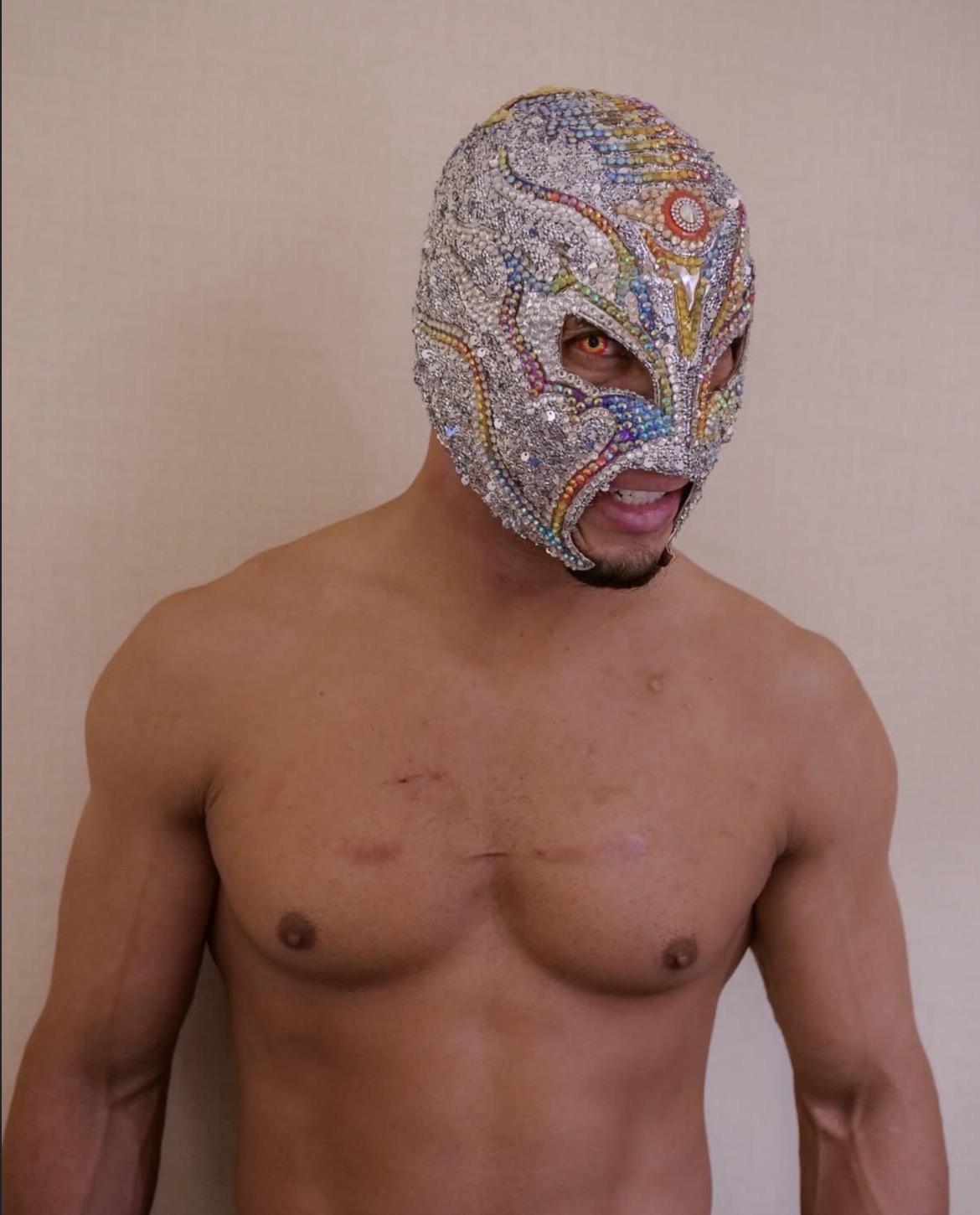 Titán chest scar