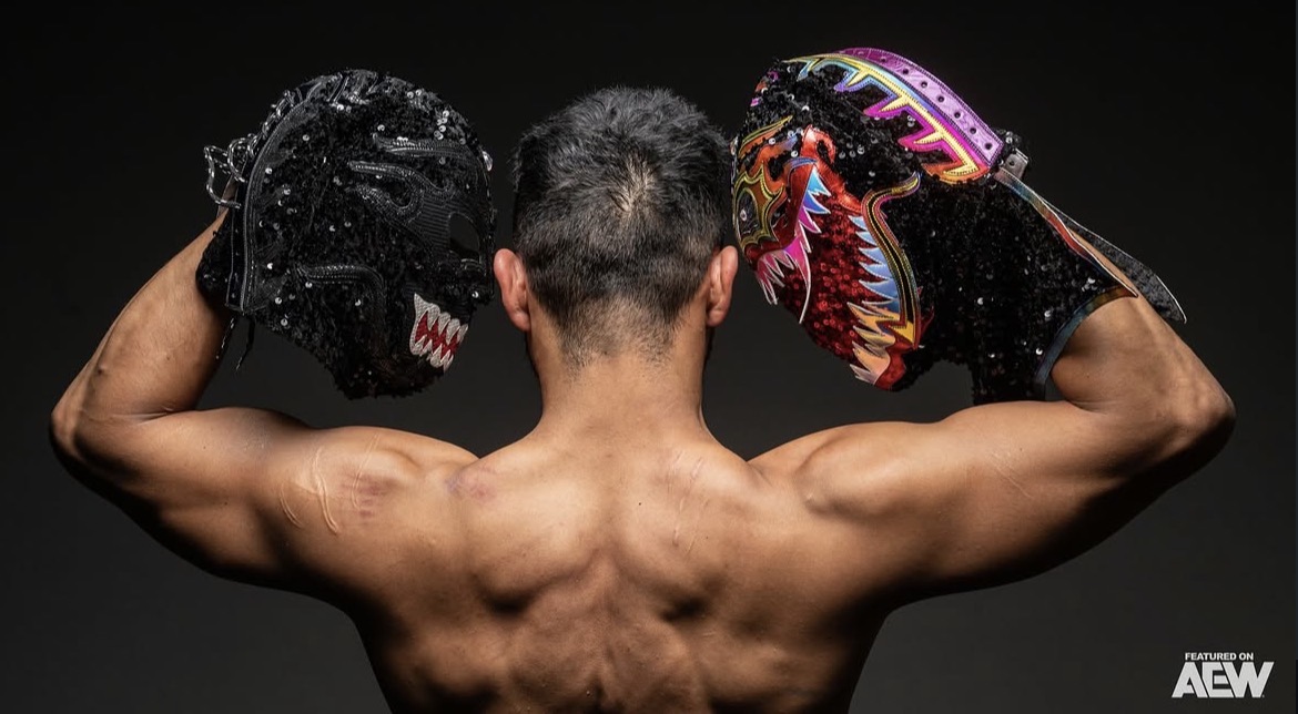 Titán shoulder scars