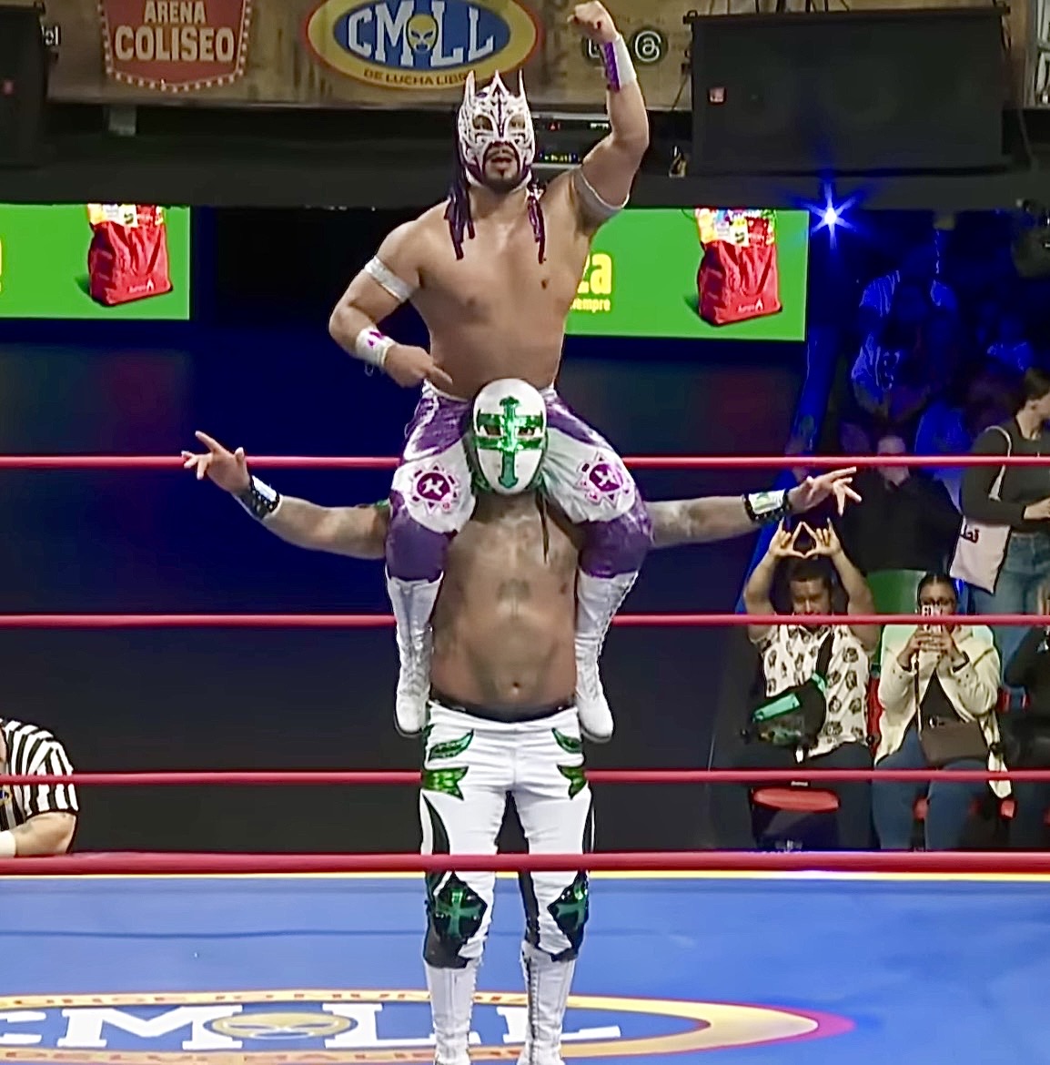 Komander on Templario's shoulders